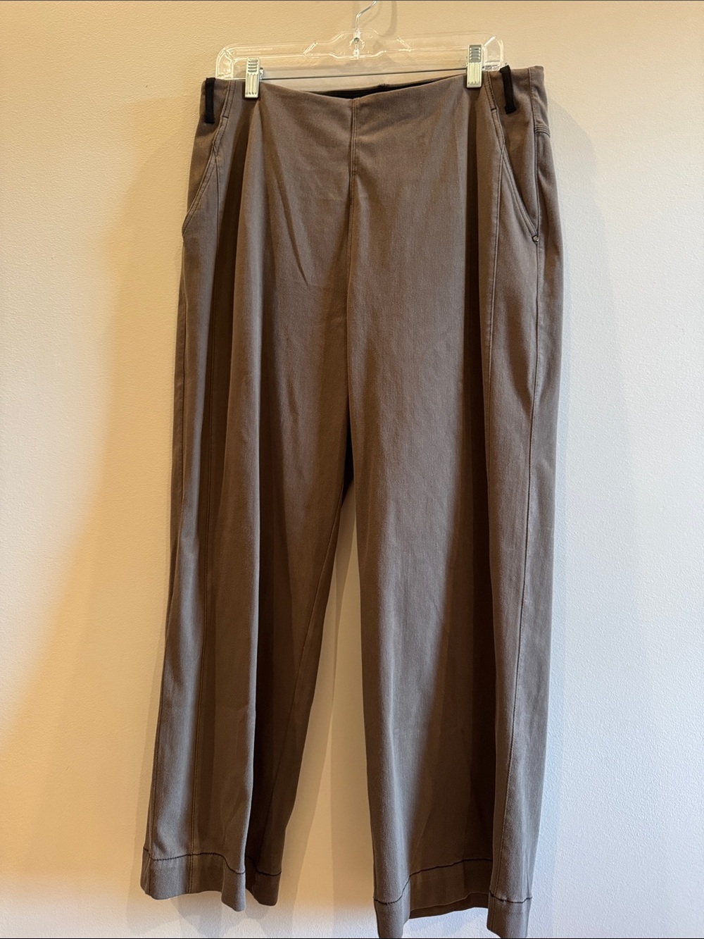 Lysse women’s wide leg stretch Chinos in Taupe